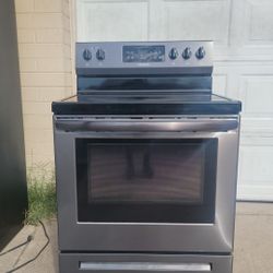 VERY NICE LIKE NEW FRIGIDAIRE ELECTRIC STOVE FOR SALE! IN GREAT CONDITION, FREE DELIVERY 