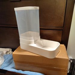 •Brand New •Pet Food Dispenser•IN BOX•