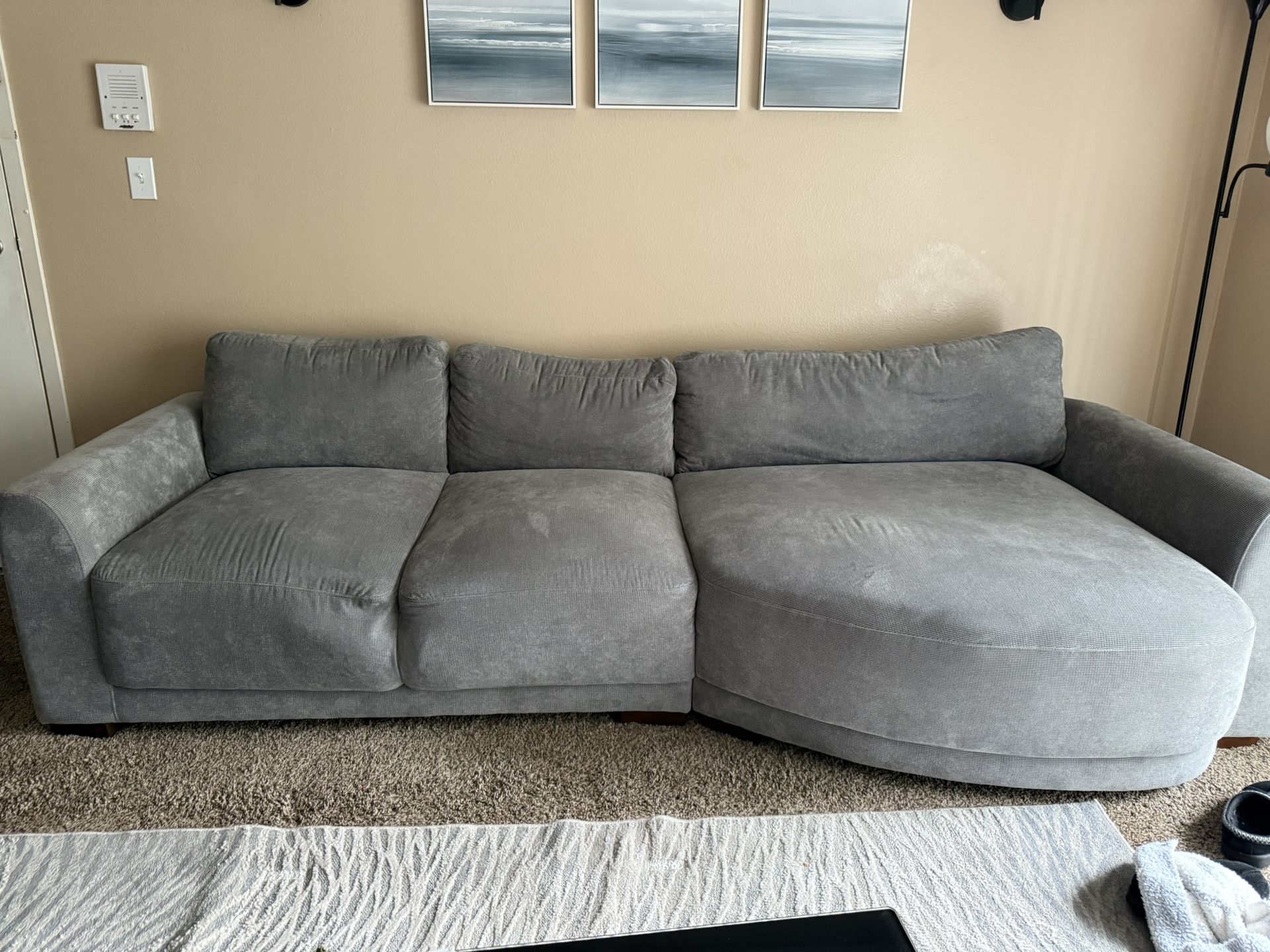 Modern Gray Sectional Couch with Chaise – Excellent Condition!