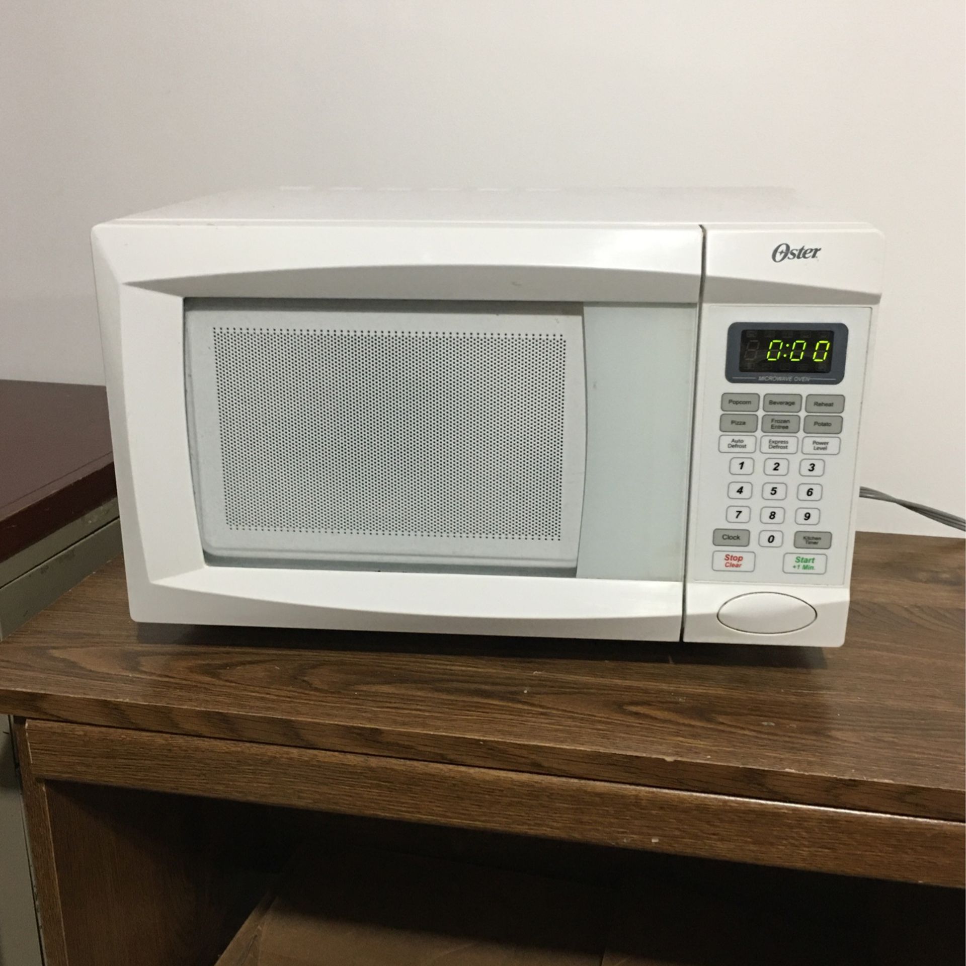 Oster Microwave Oven Rarely Used. Small Size White . .07 Cu. Turnable  Cracked, But Usable. Customer Pickup. for Sale in Elmhurst, IL - OfferUp