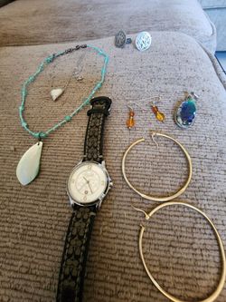 Todo es Sterling Silver 925 menos el reloj coach  no bateria