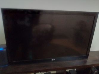 43" LG TV with remote