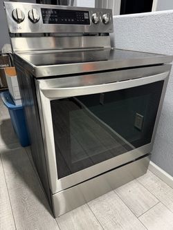 $650 OBO - LG Smart Electric Range 6.3 Cu Ft – InstaView, Convection, Air Fry