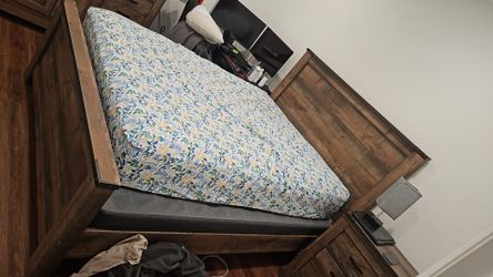 4 piece wood queen bedroom set