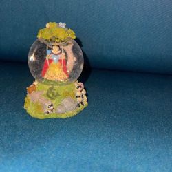 Disney Collectibles Mini Snow Globe Snow White and The Seven Dwarfs, Disneyana