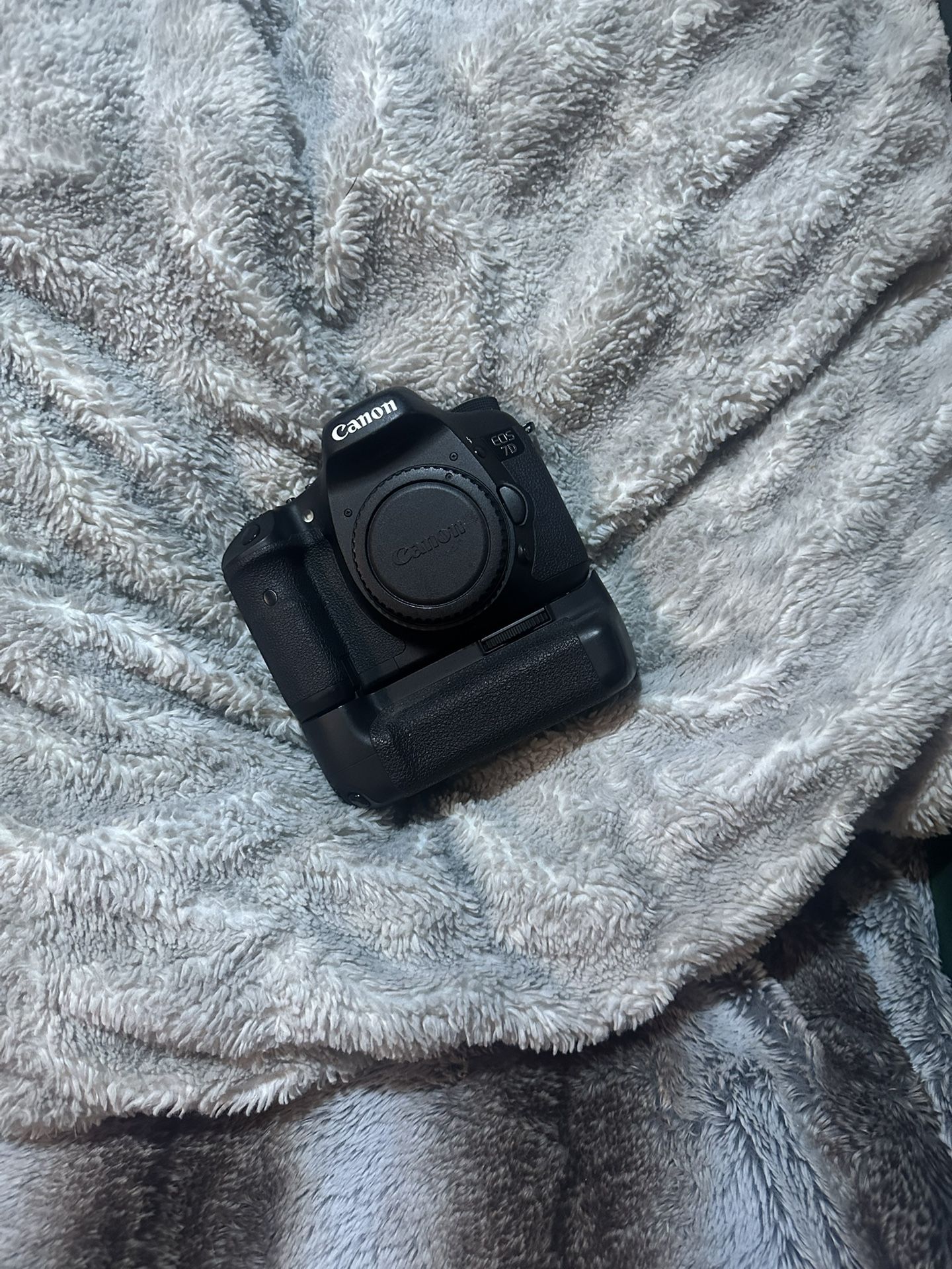 Canon EOS 7D Body w/ Canon BG-E7 Battery Grip