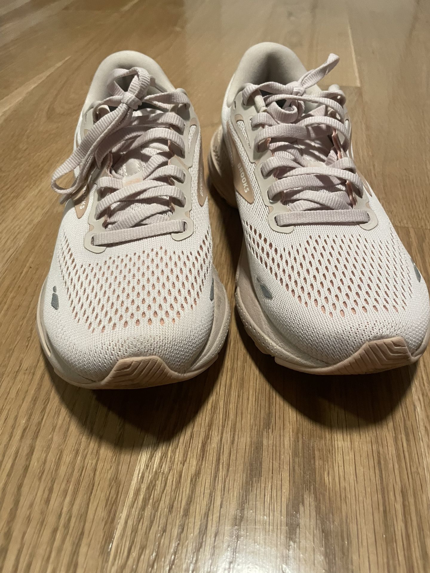 Brooks Trace 4 Women size 7 38 Running Shoes
