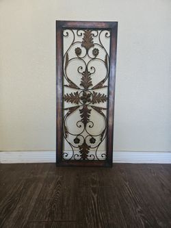 Metal wall décor.