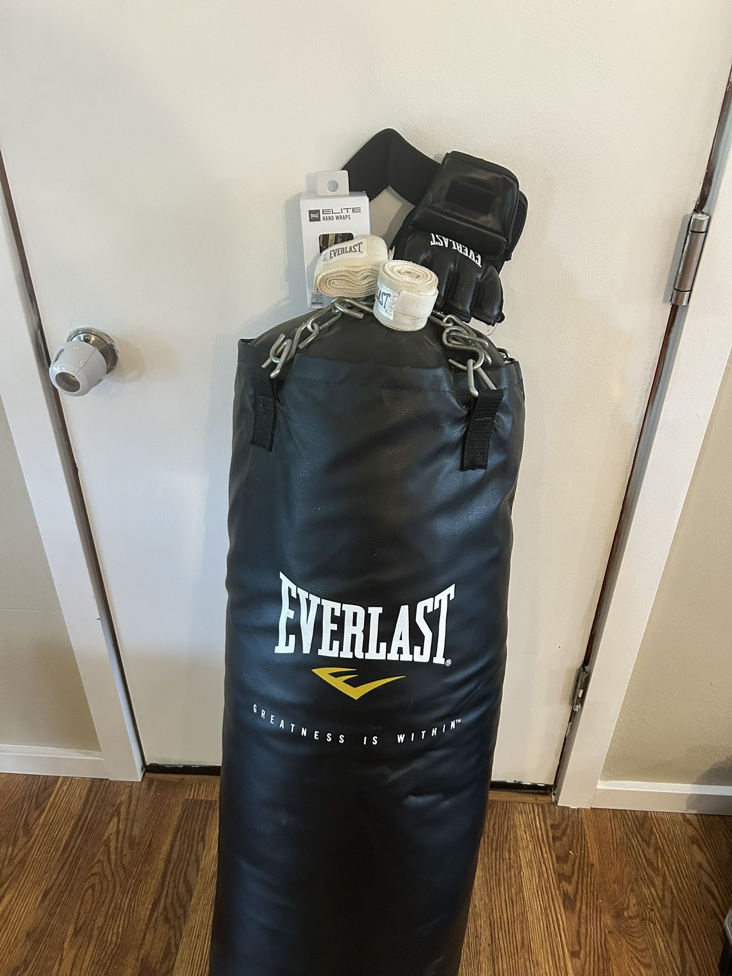 Everlast Punching Bag With Stand And Speed Bag Attachment