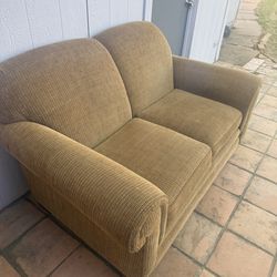 Broyhill Loveseat— Comfortable & Clean