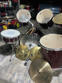 Drum set with extra symbals