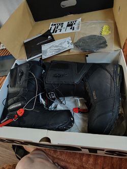 Snowboarding boots
