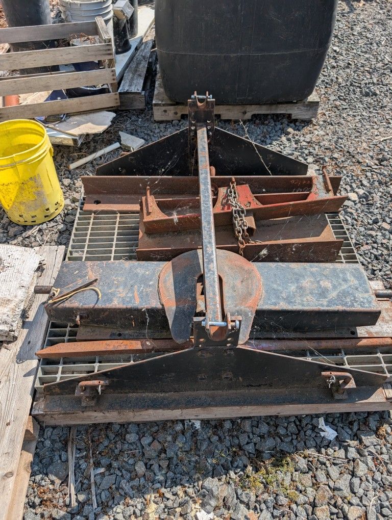 Fifth Wheel Hitch With Removable Pins