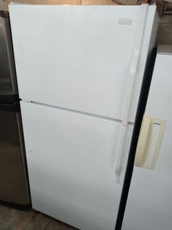 Magic Chef white top freezer refrigerator - Free delivery