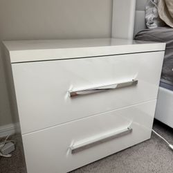 (Set Of 2 )Verona White Nightstand - City Furniture 