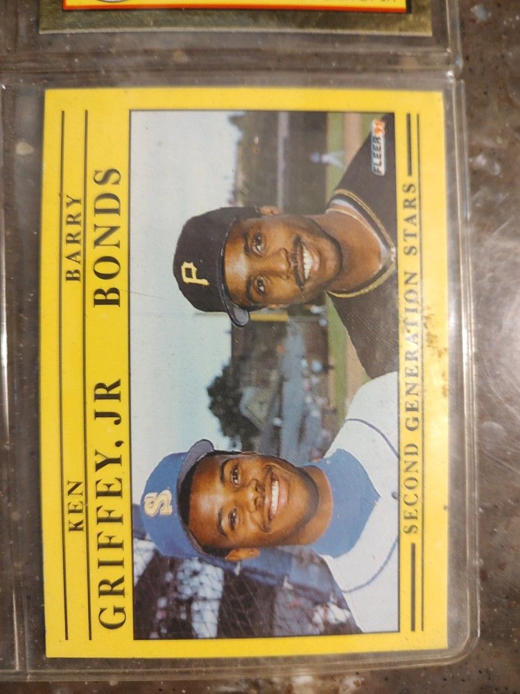 22 In Total Baseball Cards Various 10 Griffey Jr Senior And Family