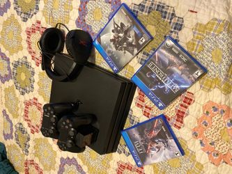 PS4 pro 1tb| 3 games| charging dock| 2 dualshocks| hyper x gaming headset
