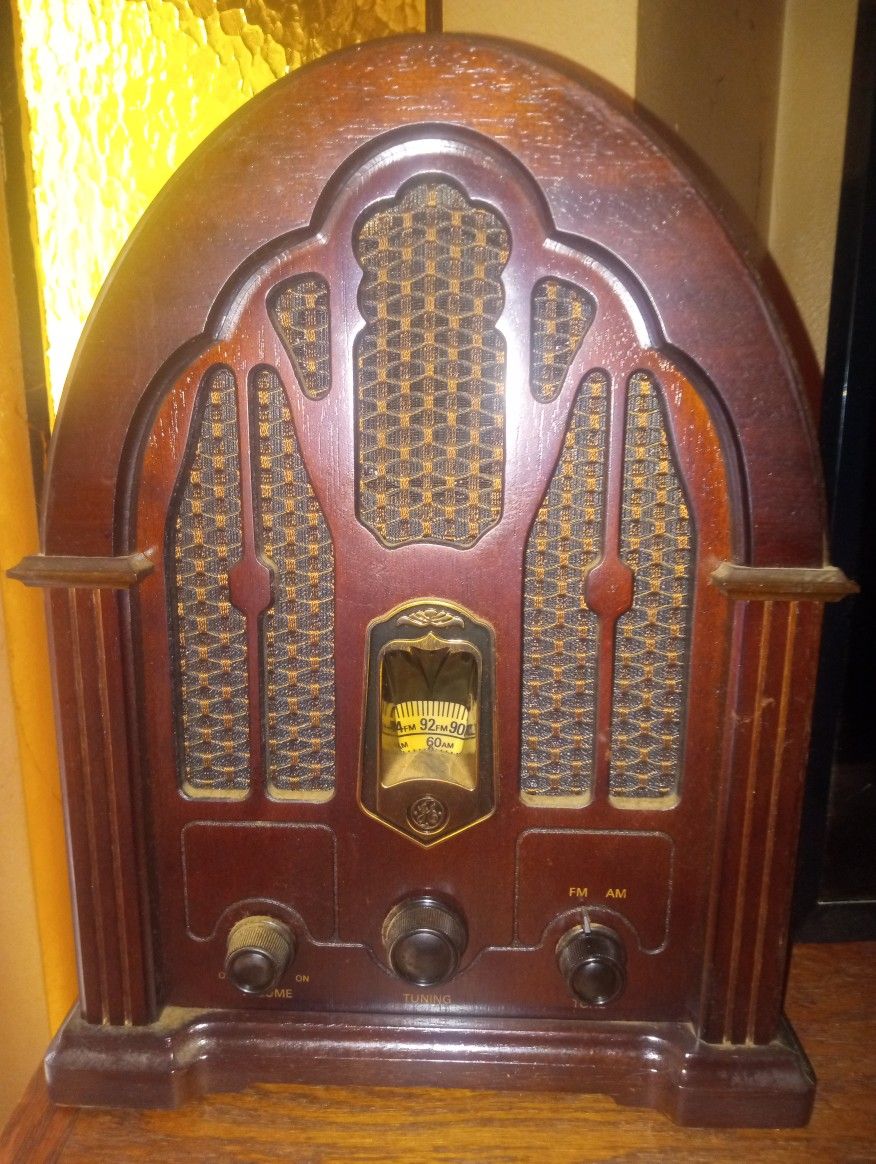 General Electric GE Reproduction Model No 7-4100JA Cathedral AM/FM Radio Wood