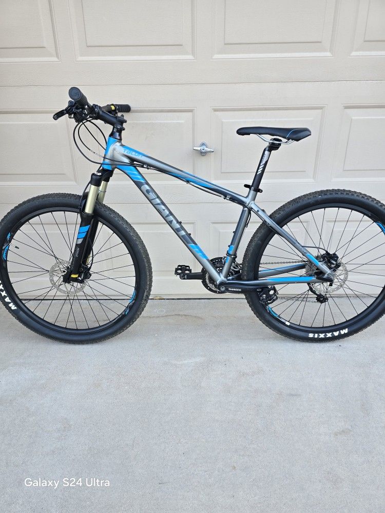 GIANT TALON 2 MOUNTAIN BIKE, AIR SHOCK (MEDIUM FRAME)