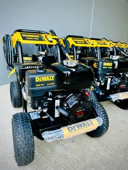 Brand new Dewalt 3600 PSI 2.5 GPM Gas Cold Water Professional Pressure Washer with HONDA GX200 Engine