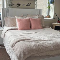 Queen bed With Slats + mattress 