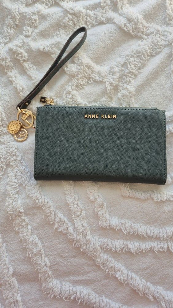 New- ANNE KLEIN GREEN WRISTLET WALLET
