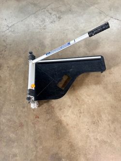 Flooring cutter