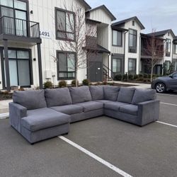 Ashley Edenfield Sectional *FREE DELIVERY*