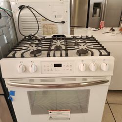 Una Estufa De GAS FRIGIDAIRE Cuatro Meses De Garantia Se Yeva Adomisilio