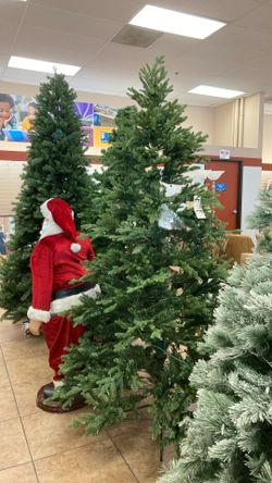 6.5ft Christmas Tree Goodwill La Quinta Calif 79640 Hwy 111 La Quinta