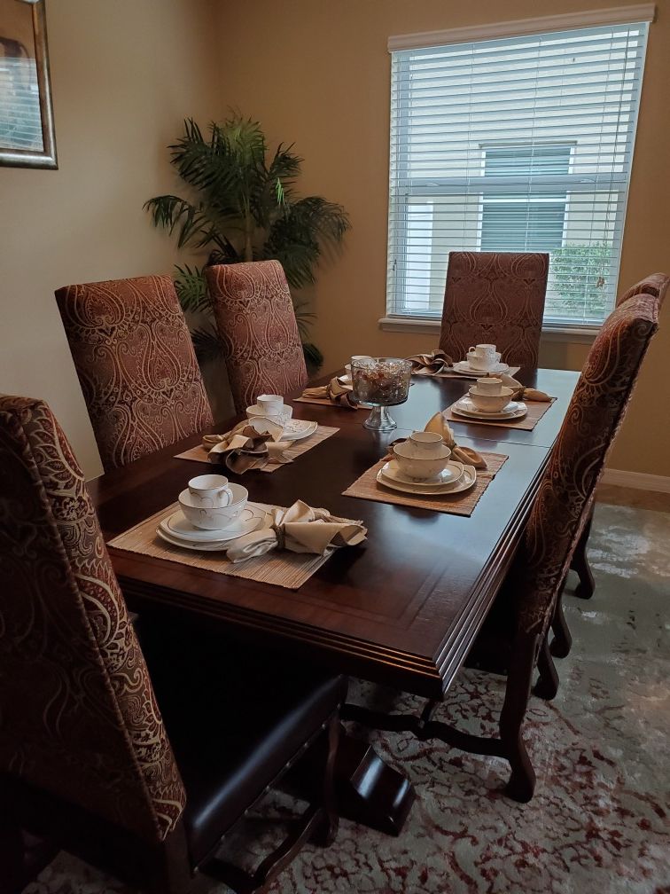 Havertys Dining Room table and chairs includes extendable leaf not