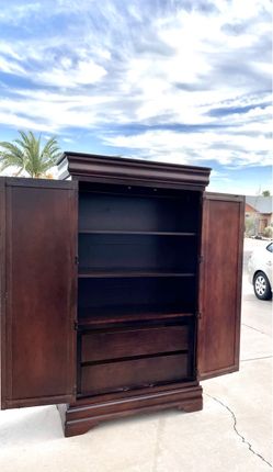 Gorgeous Vintage Broyhill 76” Dark Mahogany Armoire Wooden Wardrobe