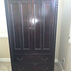  Armoire $300.00
