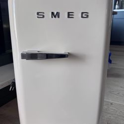 SMEG FAB 5 Cream Mini Refrigerator