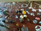 Mixture of vintage jewelry