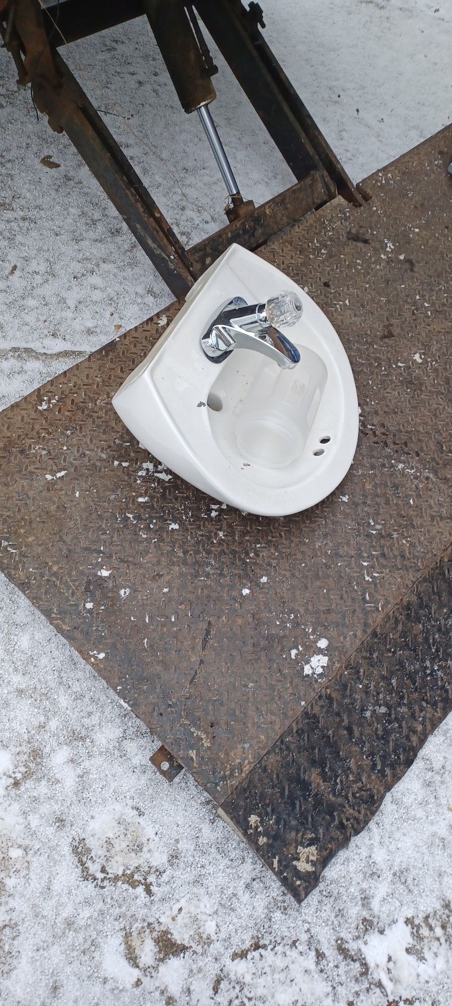 Pedestal Sink With Faucet