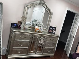 Dressier with 7 drawers