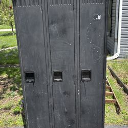 Stand alone 3x  Metal locker
