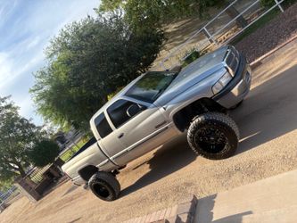 Ram 2500 Cummins 4x4 5 speed trade cambio