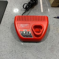 Milwaukee Charger 48-59-2401