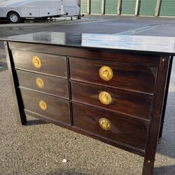 Good Dresser Used Minimal Scratches Good Working Condition 51”Lx21”Dx33”T/ Cajonera Buena Jala Bien 