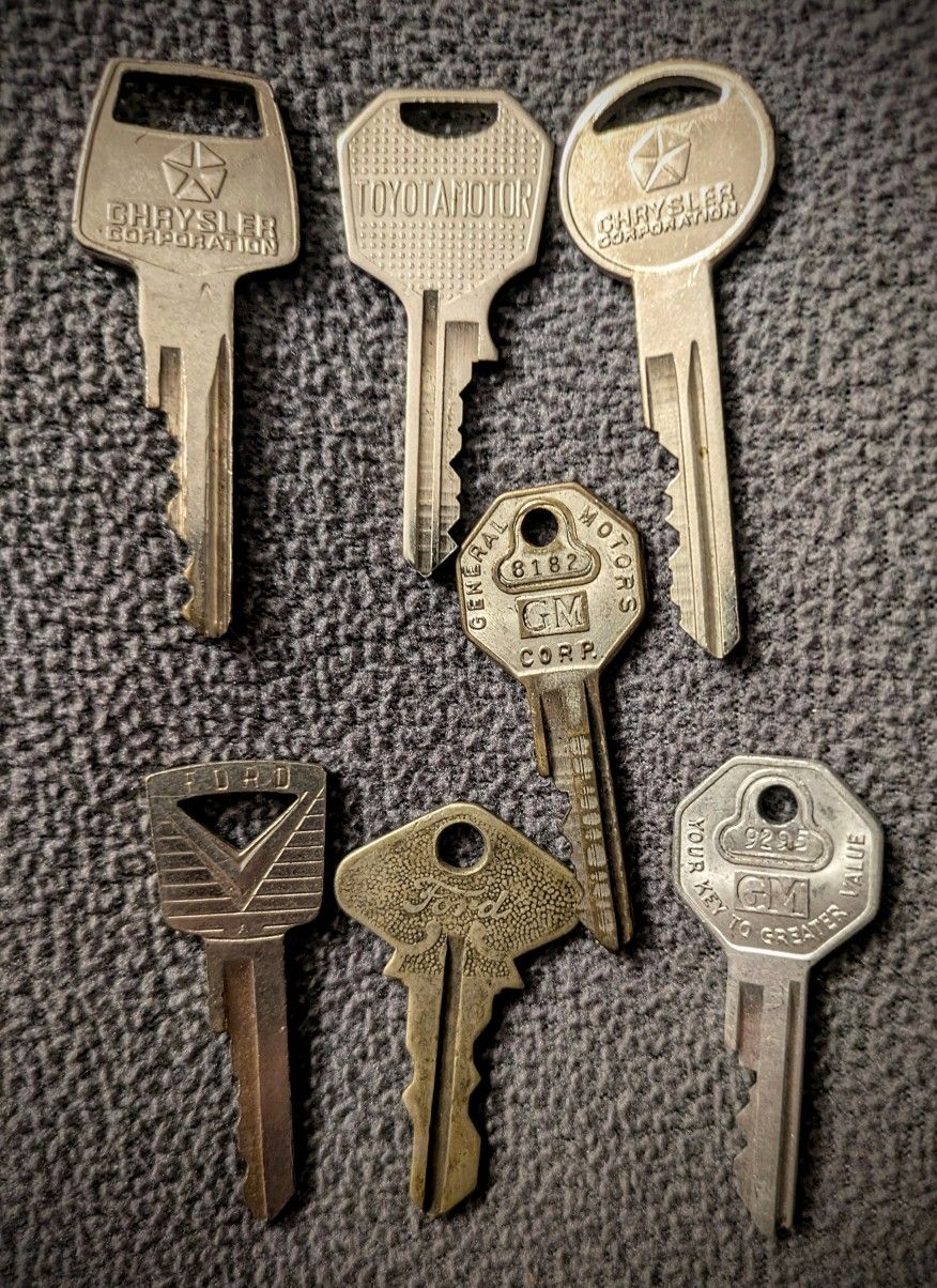 7 Interesting unusual collection of very old car keys by Ford, Chrysler, GM, Toyota. See my other items available. Pick up and Kirkland Woodinville 