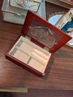 Vintage jewelry box - wood