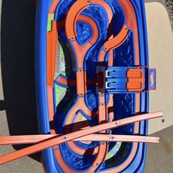 Step 2 Hot Wheels Race Track And Activity Center