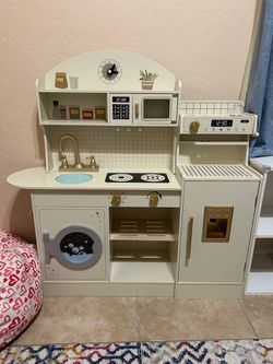 Toy kitchen and food toys