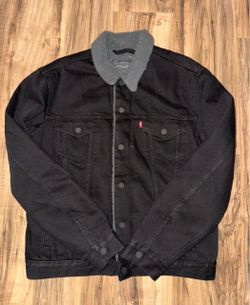 New men’s size medium Levi’s Sherpa jacket