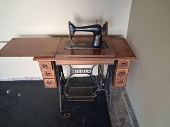 1903 Singer Sewing Machine