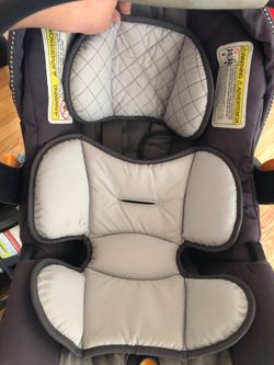Chicco keyfit 30 car seat (with newborn inserts and base)