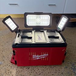 Milwaukee M18 18-Volt Lithium-Ion Cordless PACKOUT 3000 Lumens LED Light with Built-In Charger