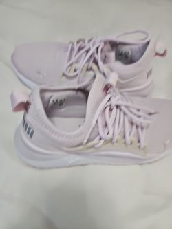 Sneakers/ tennis